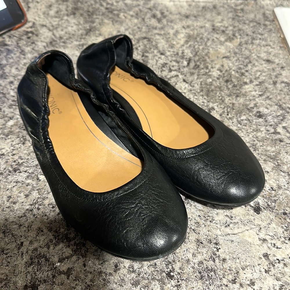 Vionic black shoes